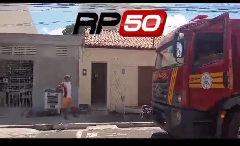 Casa pega fogo no centro de Teresina e Corpo de Bombeiros é acionado