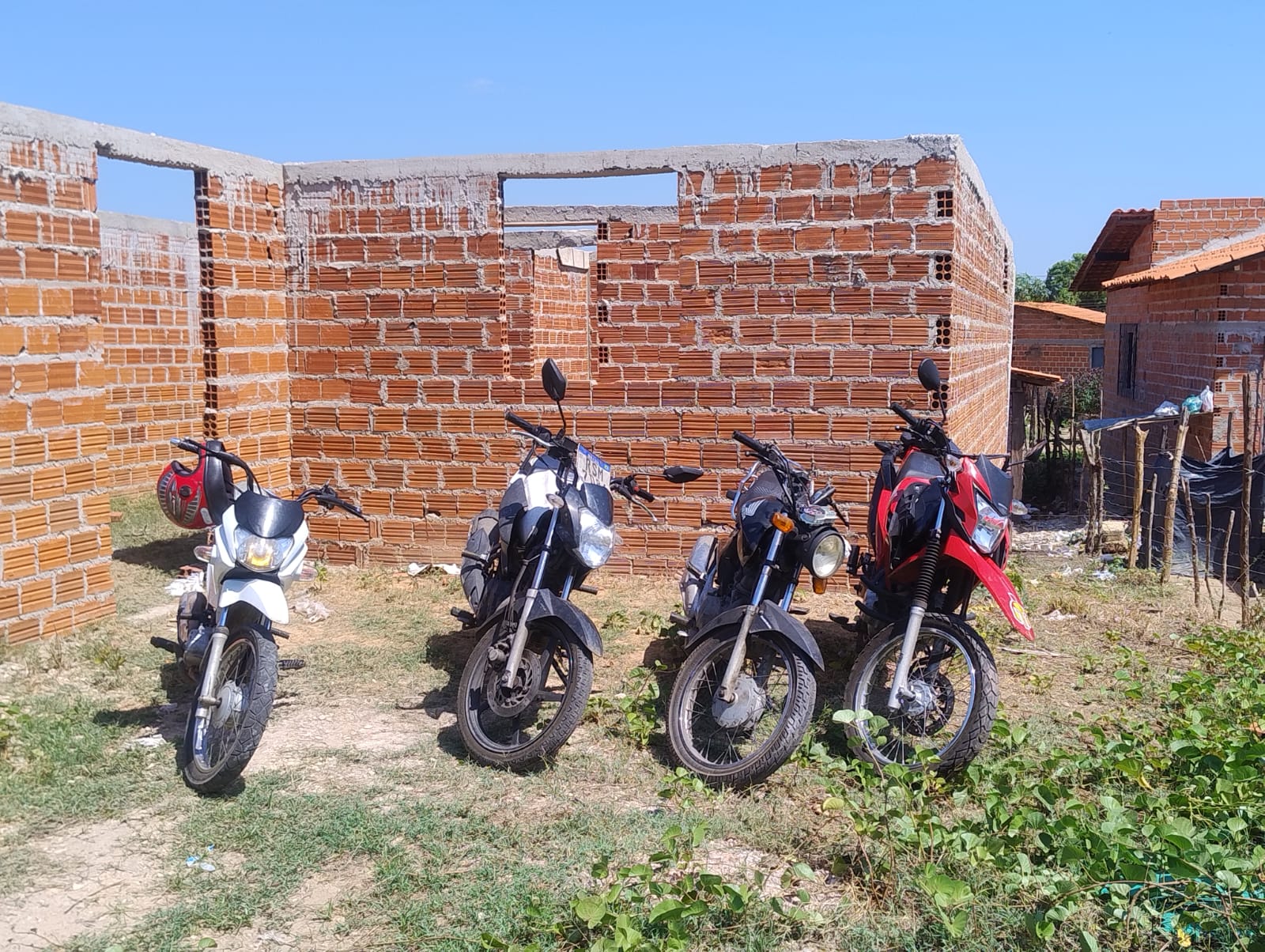 Polícia Militar prende dupla e recupera 4 motocicletas roubadas na zona