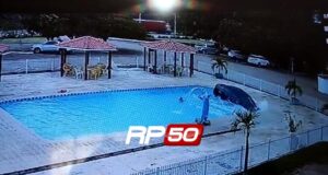 Carro em piscina de hotel em Cristino Castro