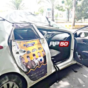 Carro destruído após acidente em frente ao shopping