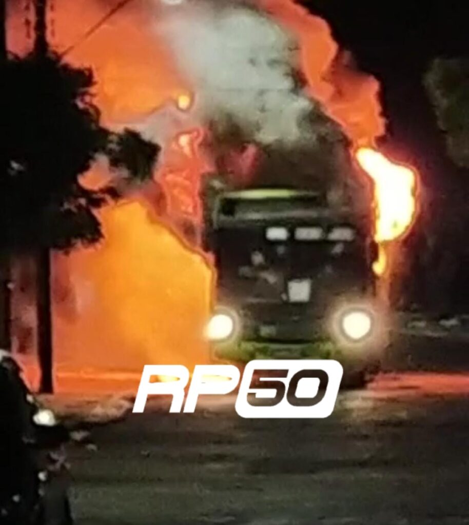 Bus incendiado por bandidos em Teresina