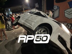 HB20 branco capotado na avenida Walfrido Salmito