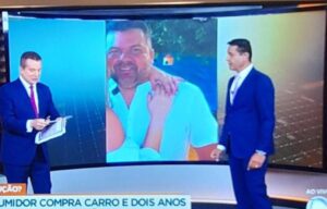 Um dos empresários presos aparece ao fundo da imagem